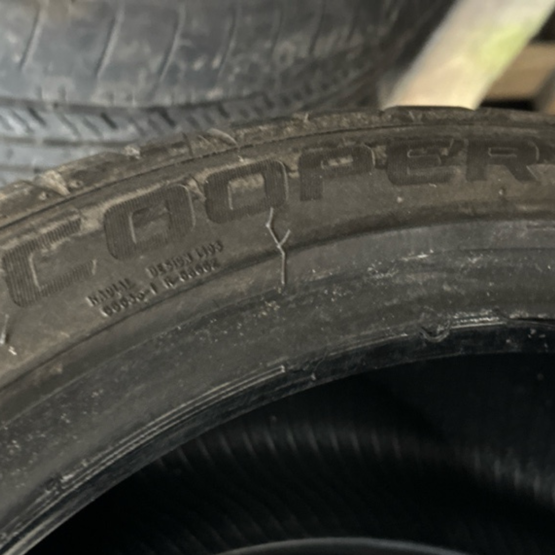 COOPER 255/35/19 TIRE 1f0e75fe