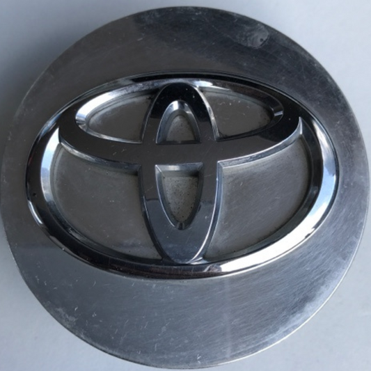 One Toyota Silver Center Cap 64 mm PC+ABS 4a02ba36