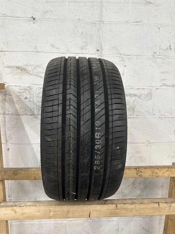 KUMHO MAJESTY 9 SOLUS Size 285/30/19