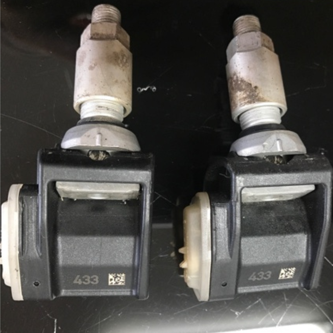 SET OF 2 BMW Tire Pressure Monitoring Systems TPMS 433 MHz A0009052102 c180d1ee