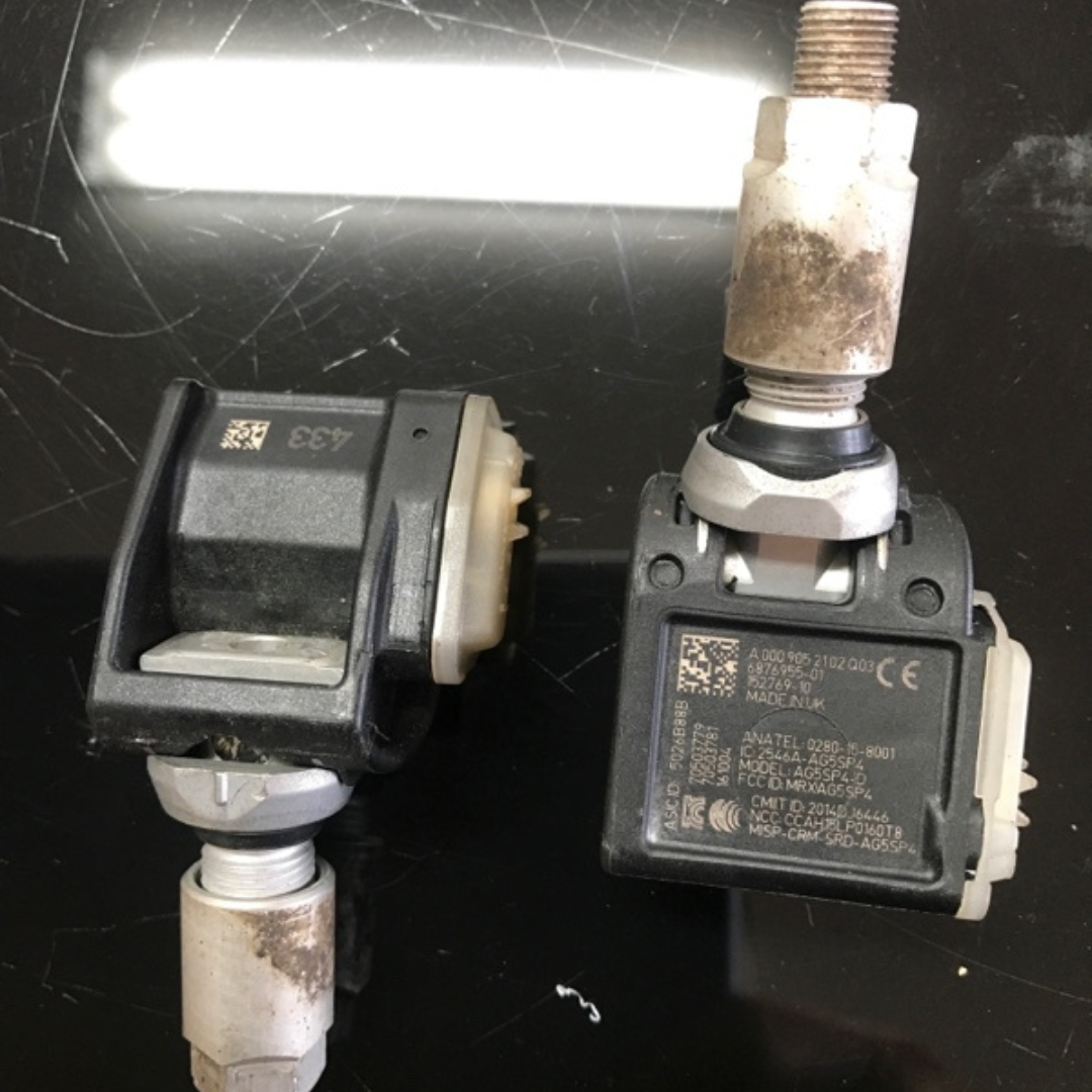 SET OF 2 BMW Tire Pressure Monitoring Systems TPMS 433 MHz A0009052102 c180d1ee