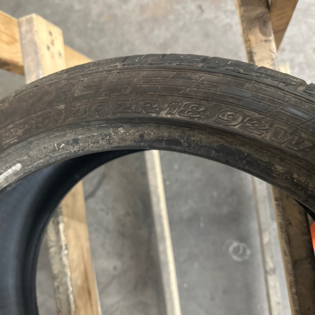 ROAD HUGGER GT ULTRA 225/40/18 TIRE 5e795b7e