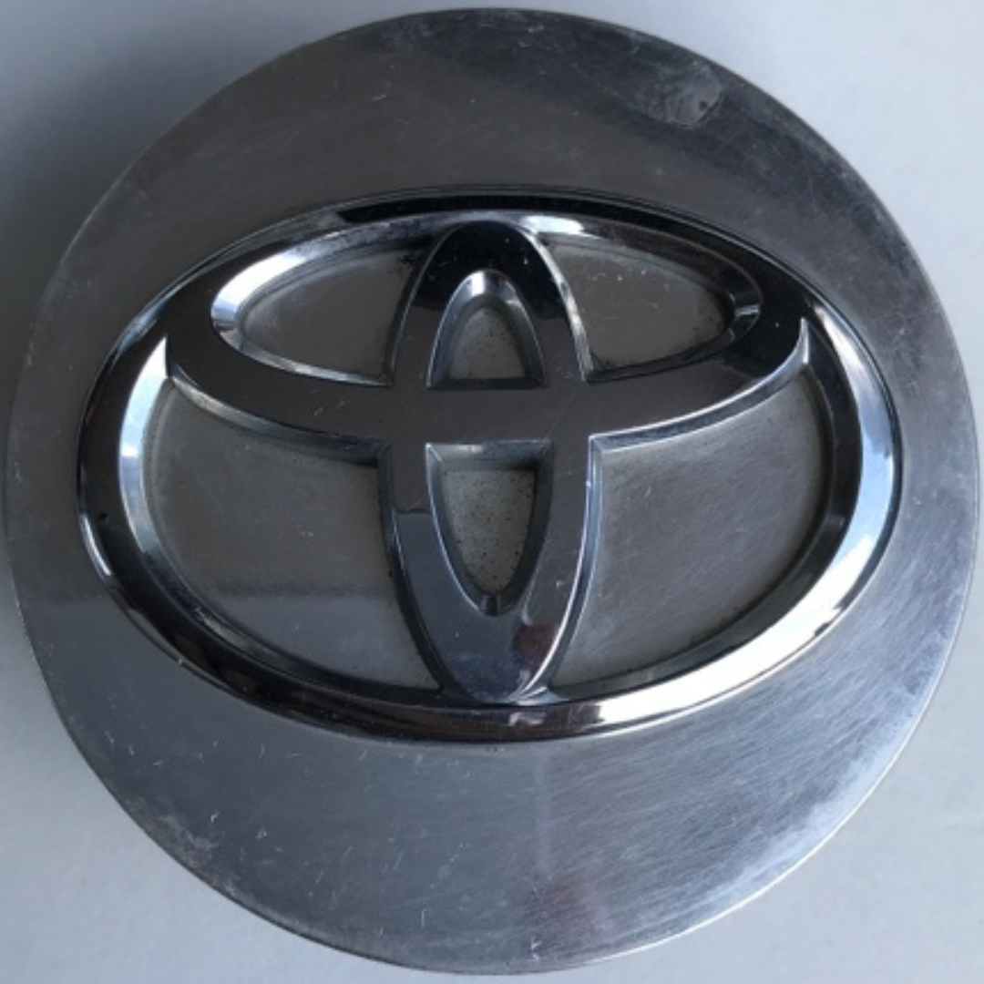 One Toyota Silver Center Cap 64 mm PC+ABS 4a02ba36