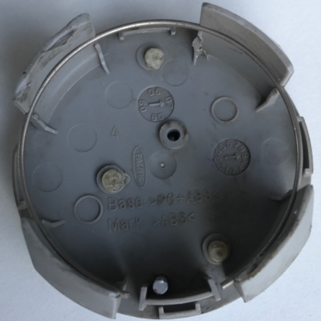 One Toyota Silver Center Cap 64 mm PC+ABS 4a02ba36