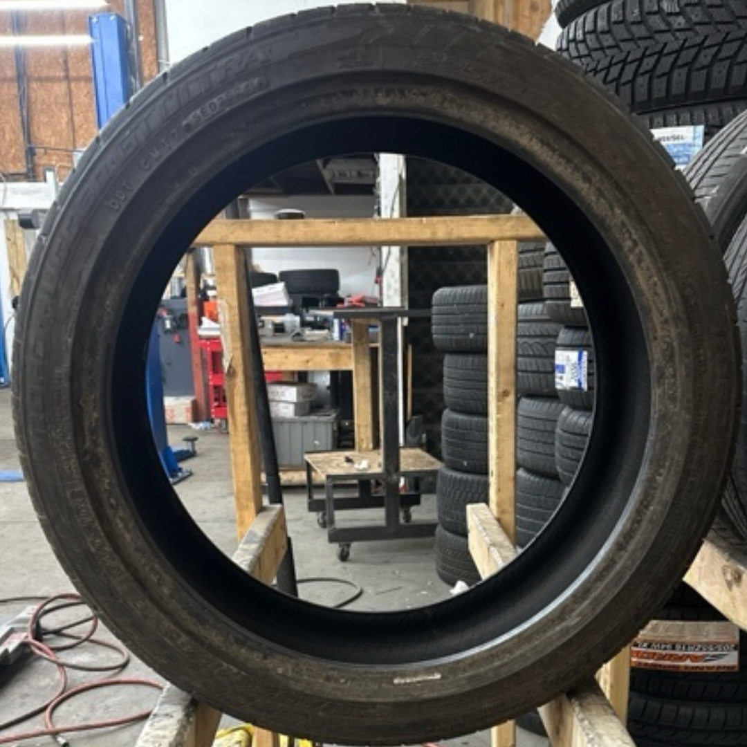 ROAD HUGGER GT ULTRA 225/40/18 TIRE 5e795b7e