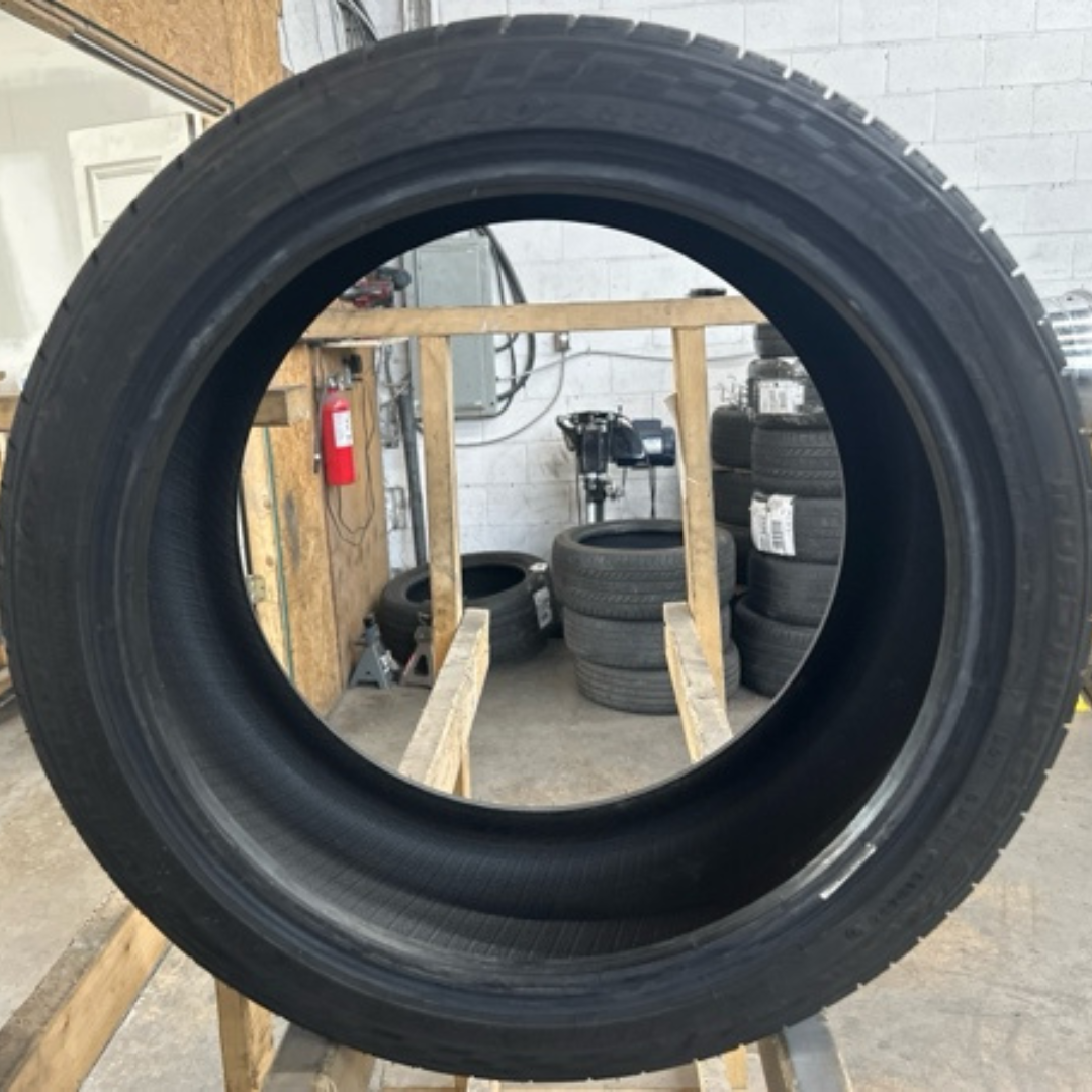 ROAD HUGGER GTZ 235/40/18 TIRE cc443b1e